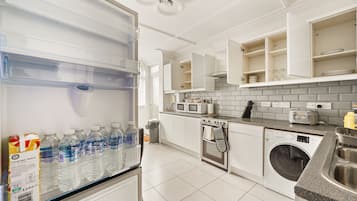 House | Private kitchen | Fridge, microwave, oven, stovetop