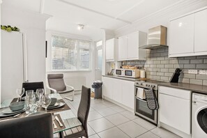 House | Private kitchen | Fridge, microwave, oven, stovetop - Modern 4BR Victorian Home Near Luton Airport (Luton)