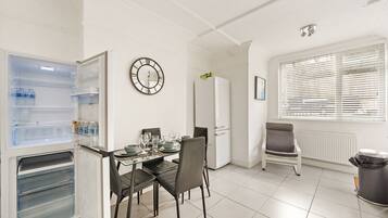 Rumah | Dapur pribadi | Lemari es, microwave, oven, dan kompor