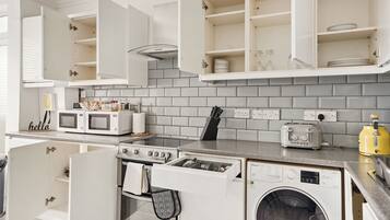 House | Private kitchen | Fridge, microwave, oven, stovetop