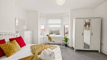 House | 4 bedrooms, iron/ironing board, free WiFi, bed sheets