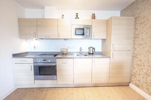Private kitchen - Excellent 2-bed Apartment in Colindale, London (London)