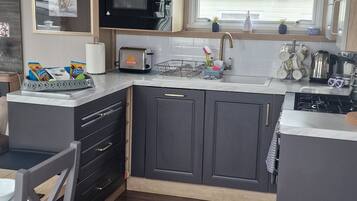 Departamento, varias camas | Cocina privada | Refrigerador, microondas, horno y parrilla de estufa