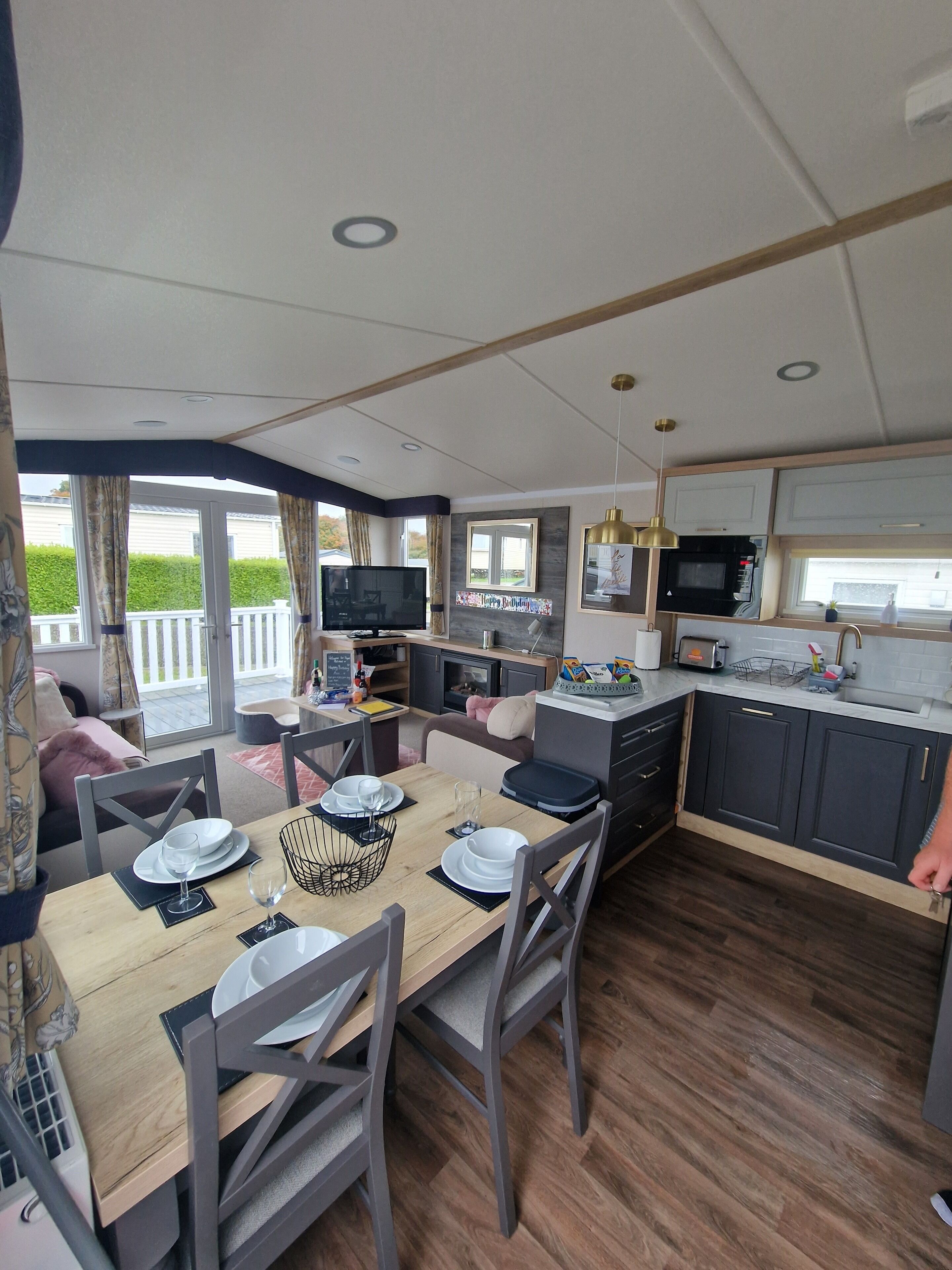 Apartment, Multiple Beds | Private kitchen | Fridge, microwave, oven, stovetop