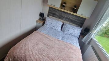 Departamento, varias camas | 3 habitaciones, tabla de planchar con plancha y ropa de cama