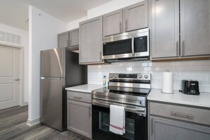 ثلاجة، ميكروويف، فرن، موقد طهي مسطح