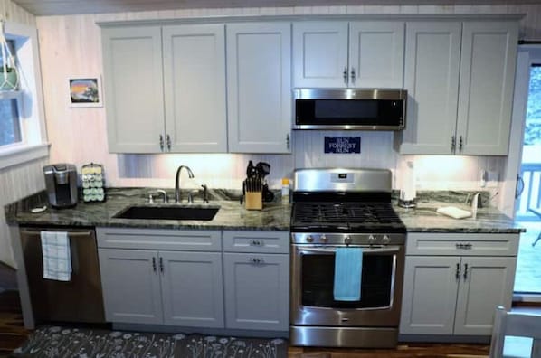 Refrigerador, microondas, horno y parrilla de estufa 