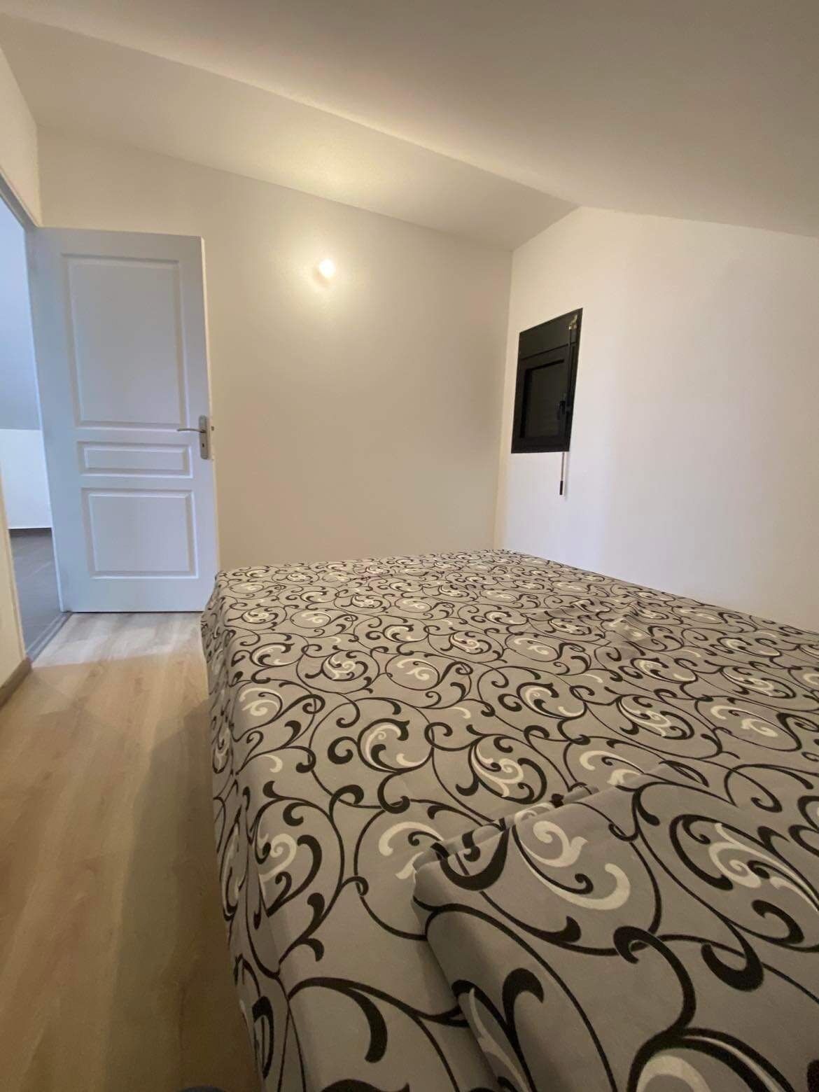 3 bedrooms, bed sheets