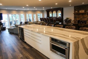 Interior - Lakefront Table Rock Lake - Right On the Water - Sleeps 18+ (Hollister)