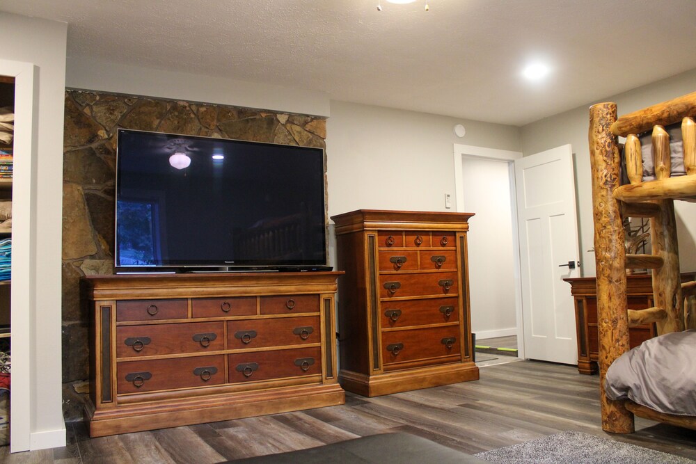 Lakefront Table Rock Lake Right On the Water Sleeps 18+ Taney