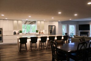 Private kitchen - Lakefront Table Rock Lake - Right On the Water - Sleeps 18+ (Hollister)