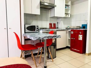 Een koelkast, een microgolfoven, een oven, een kookplaat