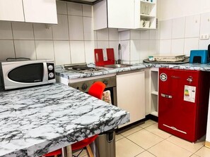 Kühlschrank, Mikrowelle, Ofen, Herdplatte