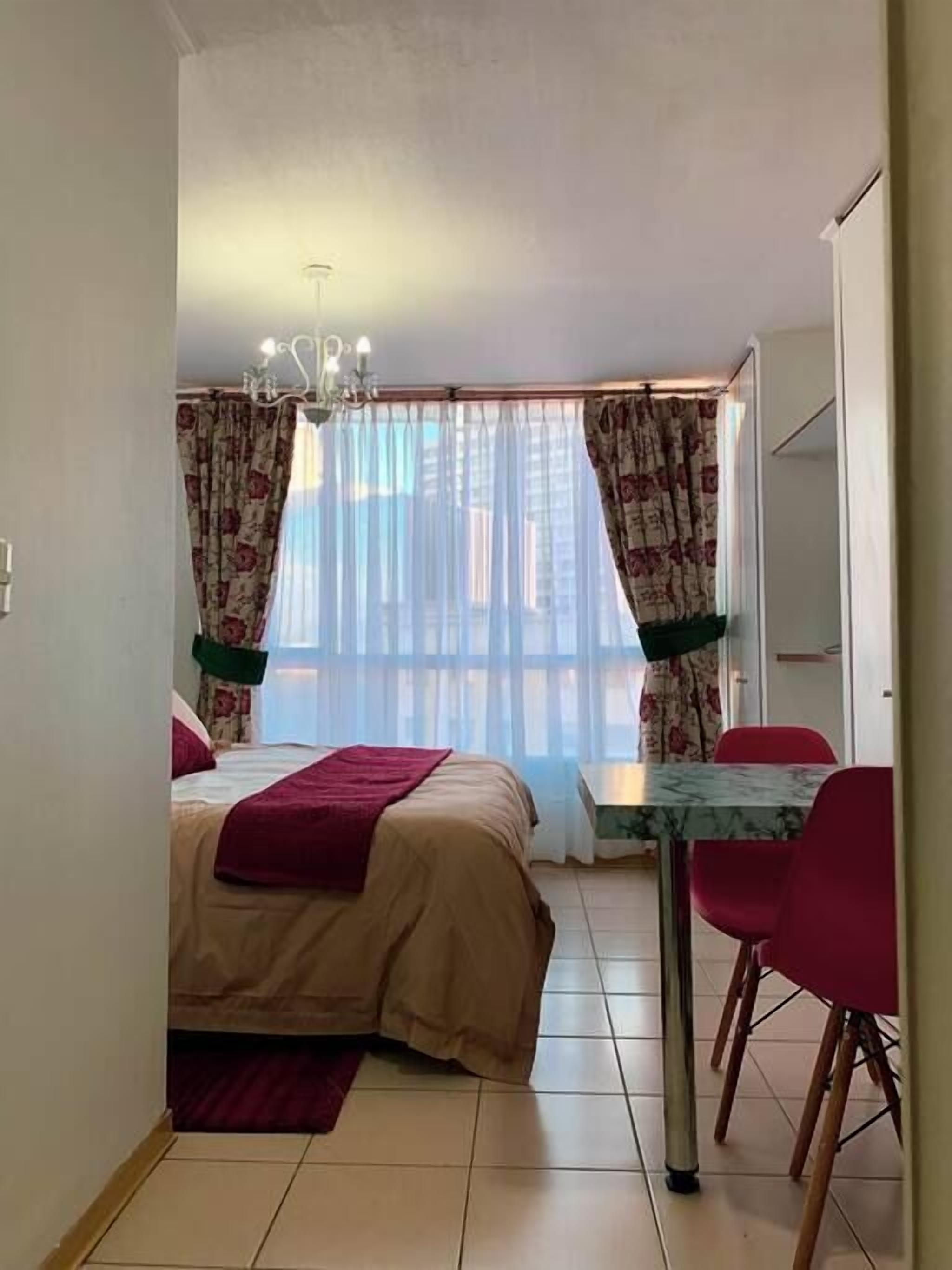 Tabla de planchar con plancha, wifi y ropa de cama 