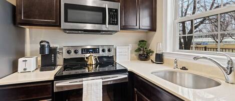 Refrigerador, microondas, horno y parrilla de estufa