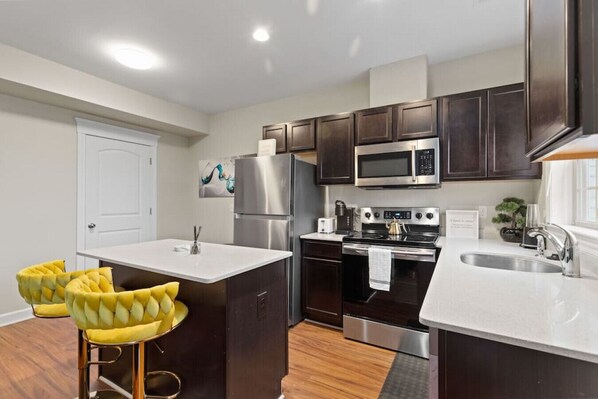 冷蔵庫、電子レンジ、オーブン、コンロ