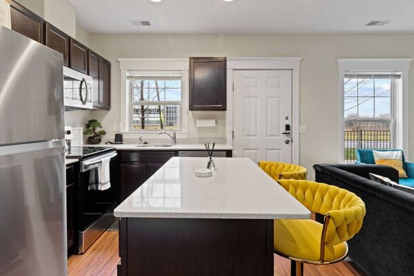 冷蔵庫、電子レンジ、オーブン、コンロ