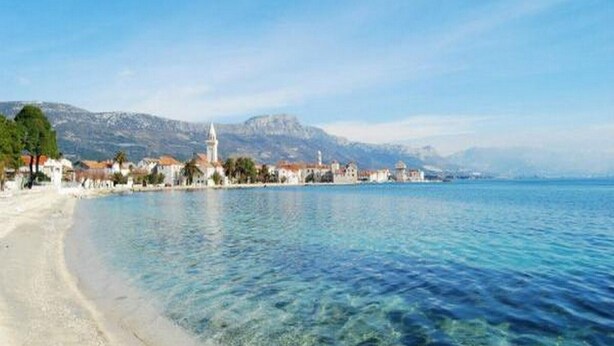Une ville côtière dotée d’une plage, d’eaux cristallines et d’une église imposante.