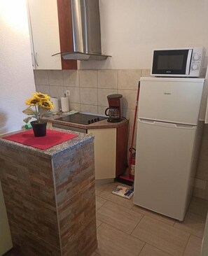 Frigorifero, microonde, forno, piano cottura