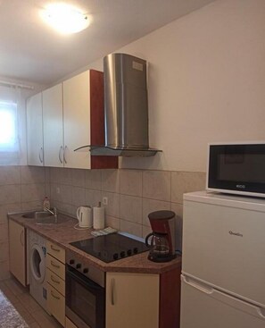 Frigorifero, microonde, forno, piano cottura