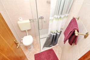 Shower, hair dryer, towels - Fancy Apartments Marco - One Bedroom Apartment with City View (Vela Luka)