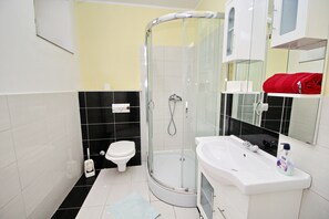 Douche, séchoir à cheveux, serviettes fournies