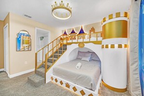 9 slaapkamers, een strijkplank/strijkijzer, wifi, beddengoed
