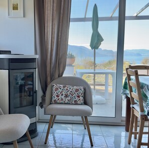 Fireplace, books, stereo - Vesuvio Country House (Campania)