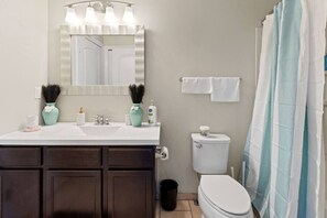 Haartrockner, Handtücher, Seife, Shampoo