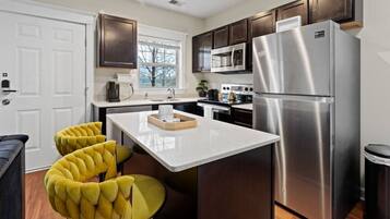 Køleskab, mikrobølgeovn, ovn, kogeplade