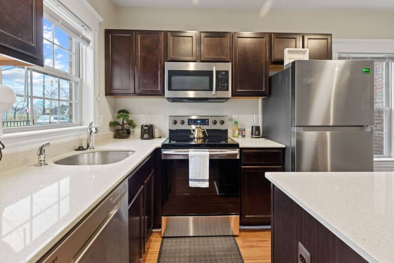 Jääkaappi, mikroaaltouuni, uuni, liesi