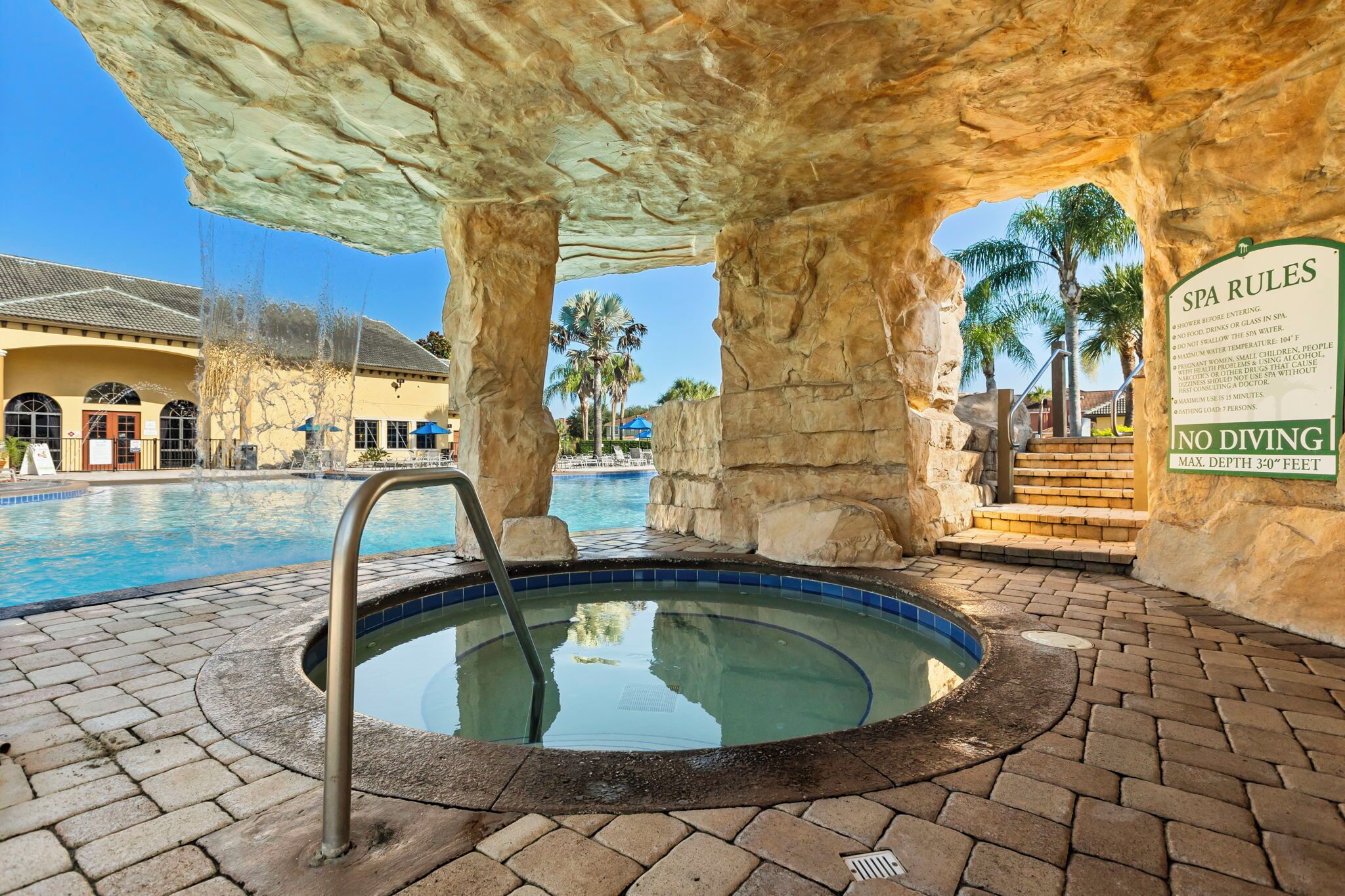 Ein Wellnessbereich mit Whirlpool, Schwimmbecken und einem Schild mit den Spa-Regeln.