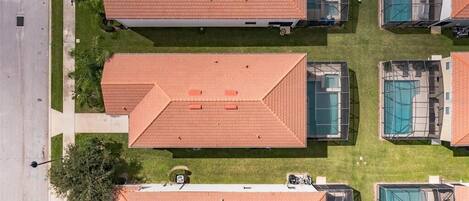 Una zona residencial con varias casas, cada una con techo de tejas y ventanas visibles.