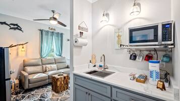 Réfrigérateur, micro-ondes, cafetiÚre/bouilloire, grille-pain