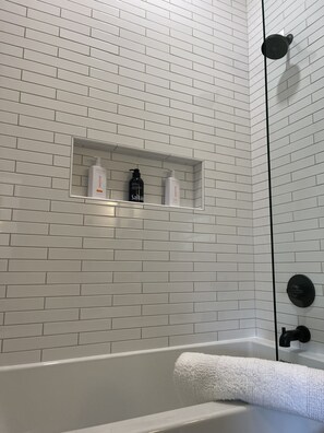 Secadora de cabello, toallas, jabón, shampoo 