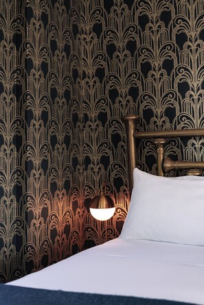 1 bedroom, WiFi, bed sheets - Raven Room at The Weller House Water Tower — Ocean View (Fort Bragg)