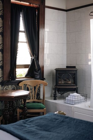 1 bedroom, WiFi, bed sheets - Raven Room at The Weller House Water Tower — Ocean View (Fort Bragg)