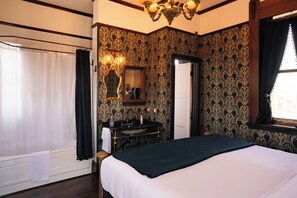 1 bedroom, WiFi, bed sheets - Raven Room at The Weller House Water Tower — Ocean View (Fort Bragg)