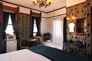 1 bedroom, WiFi, bed sheets - Raven Room at The Weller House Water Tower — Ocean View (Fort Bragg)