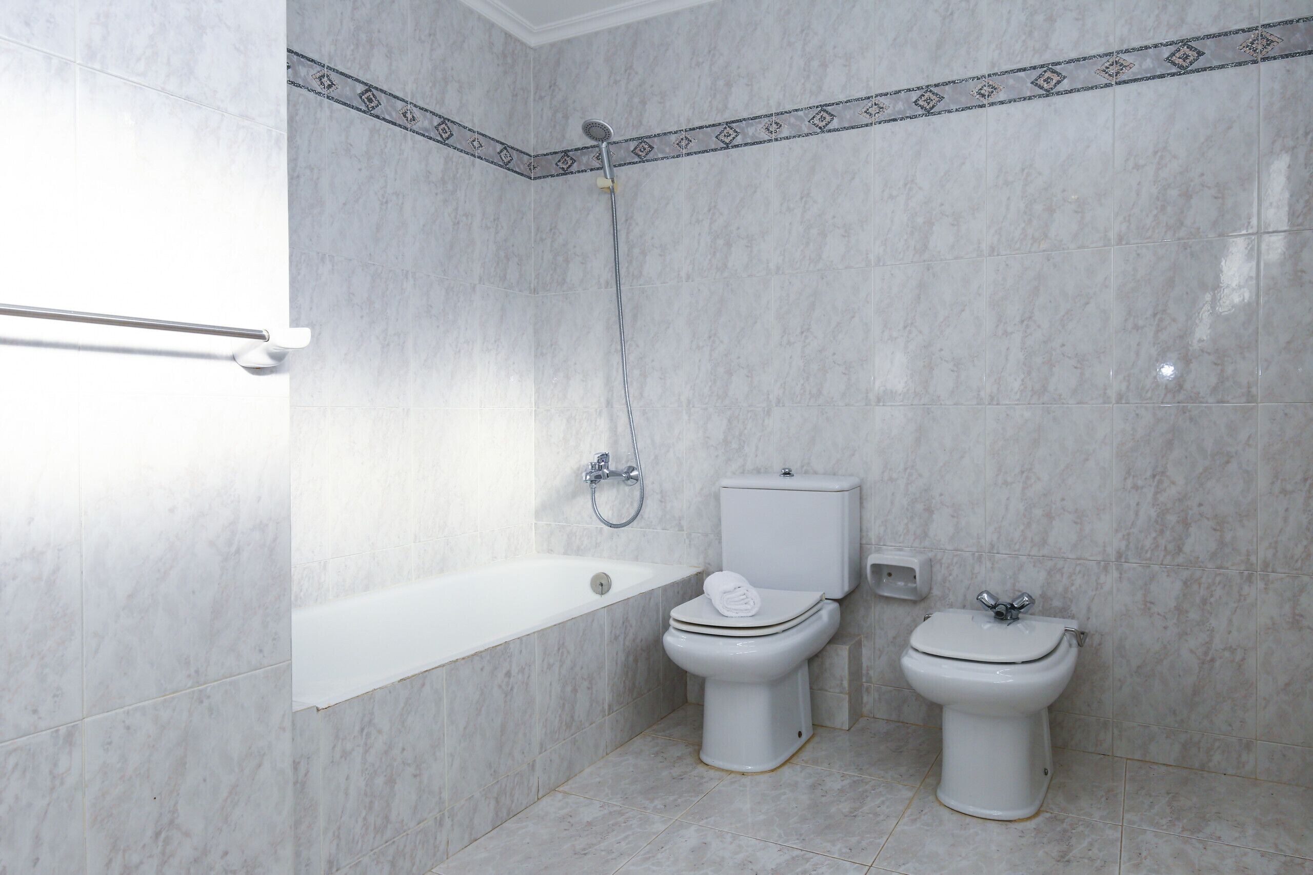 Ein Badezimmer mit Badewanne, Toilette und Bidet.