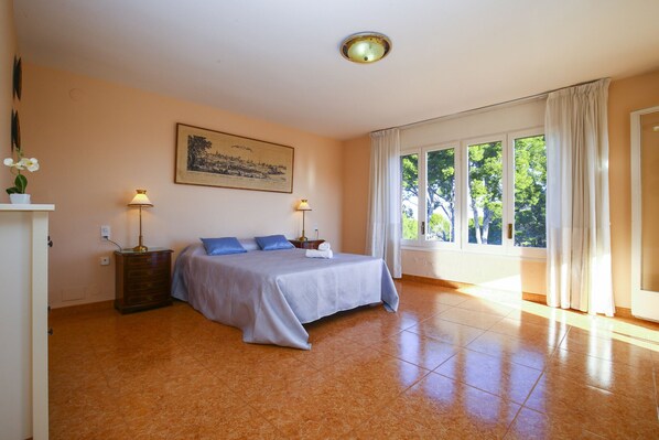 3 bedrooms, iron/ironing board, free WiFi, bed sheets - Villa SERENA - Only Families (Salou)