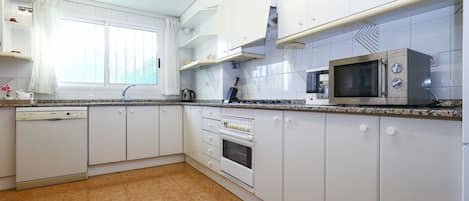 Refrigerador, microondas, horno y lavavajillas