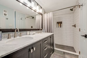 Séchoir à cheveux, serviettes fournies, savon, shampooing