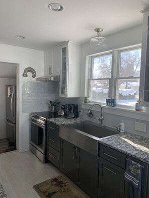 Jääkaappi, mikroaaltouuni, uuni, liesi