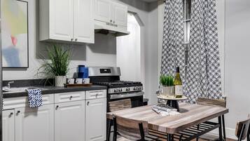 冰箱、微波炉、烤箱、炉灶