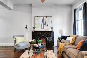 Smart TV, fireplace - Modern, Lovely and Spacious Home (Richmond)