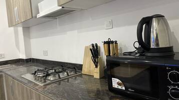 Departamento Confort | Cocina privada | Frigobar, microondas, parrilla de estufa y tetera eléctrica