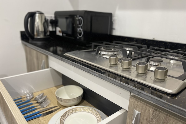 Apartemen Comfort | Dapur pribadi | Lemari es kecil, microwave, kompor, dan ketel listrik