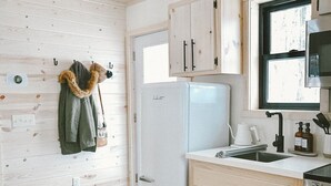 Cafetera y tetera, refrigerador, microondas y horno 