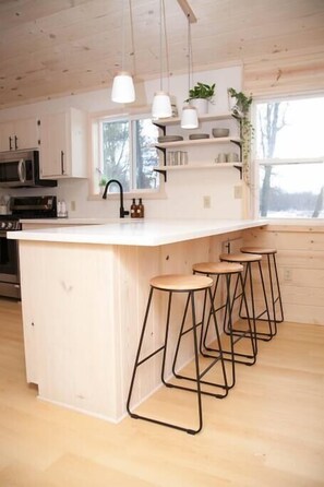 Fridge, microwave, oven, stovetop - Nature Cabin | Cuyuna Matata (Mission Township)